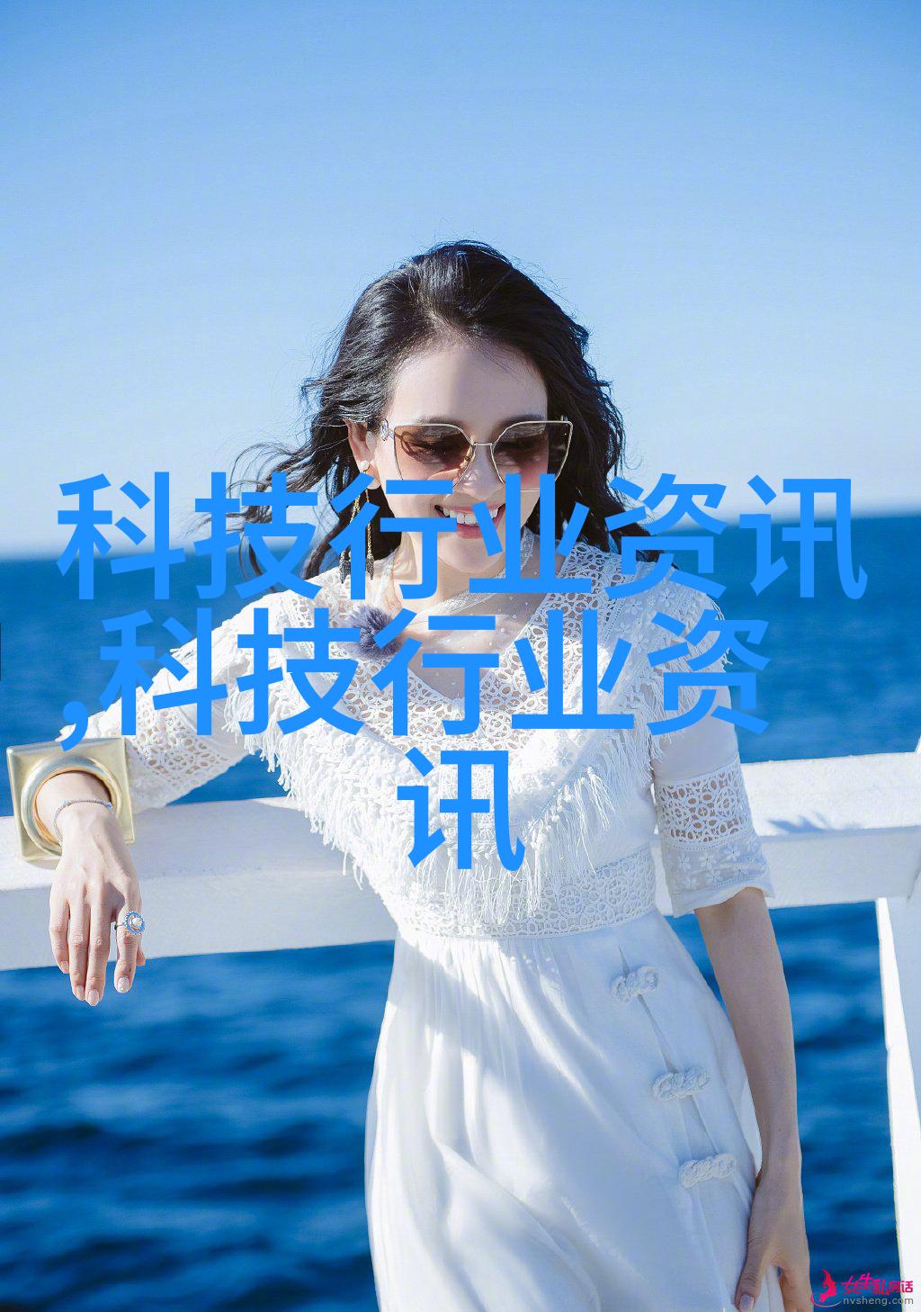 图四：员工在办公室内使用消毒柜对键盘等电子产品进行定期保养